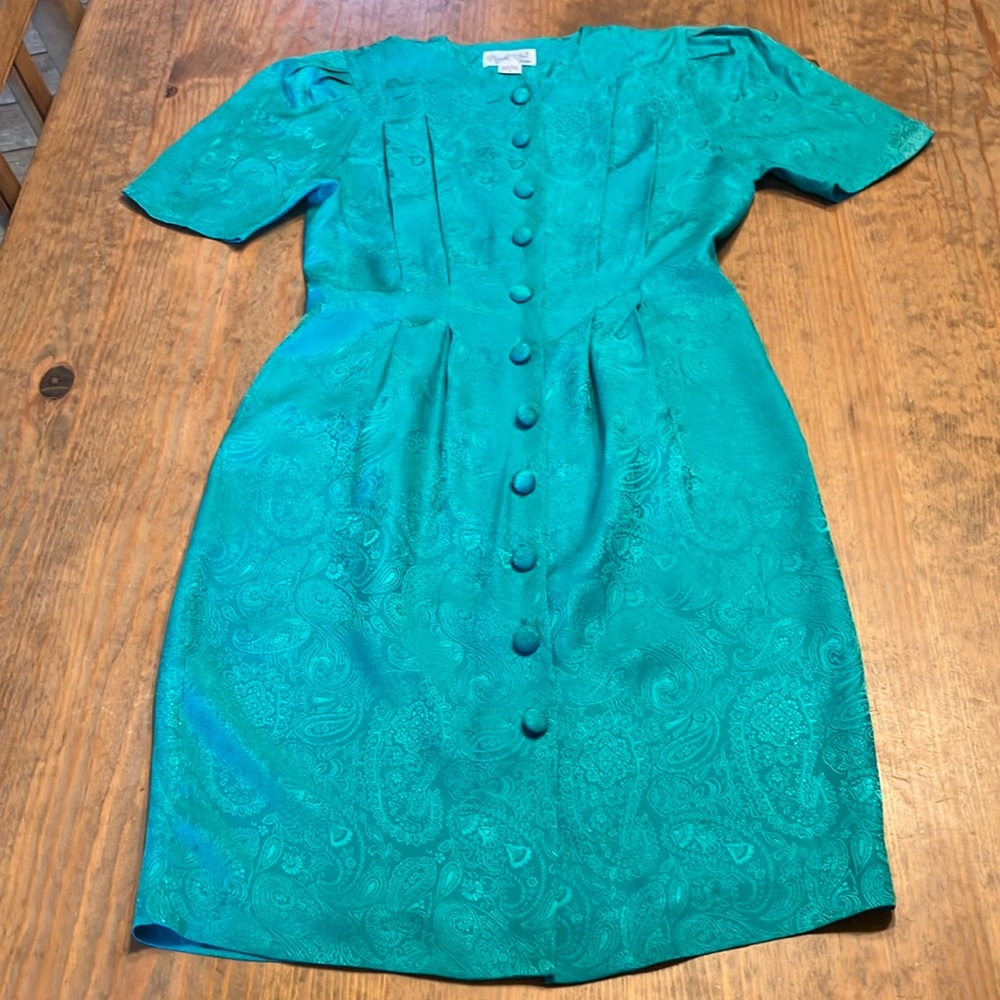 Vintage Papell Too petites 100% silk size 6 paisley design. Excellent condition.